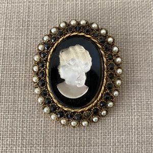 Vintage Victorian Black & White Cameo Pin
